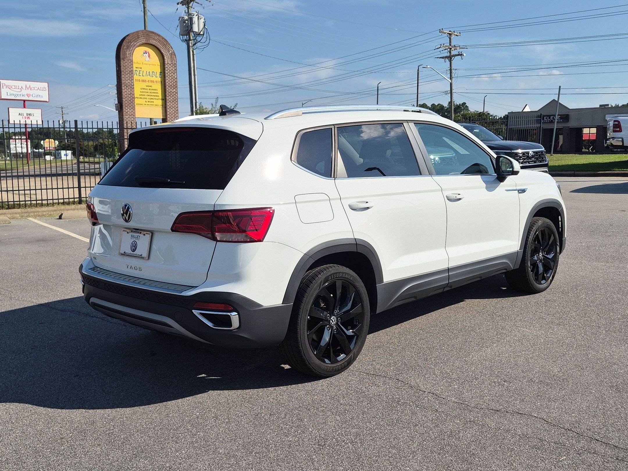 Used 2023 Volkswagen Taos SE w/ Black Wheel Package FWD image 3