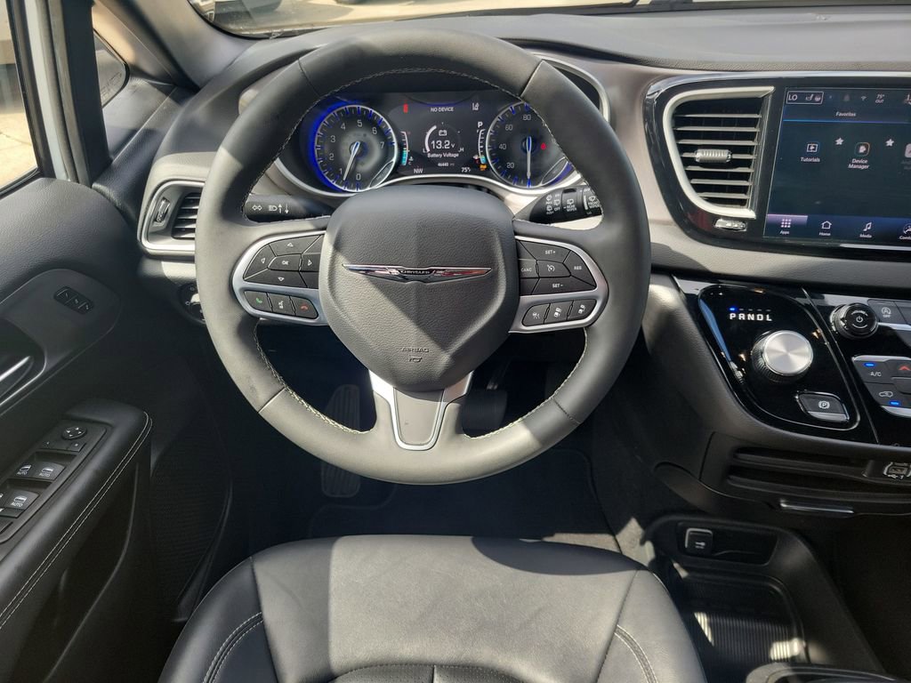 Used 2025 Chrysler Pacifica Select image 25