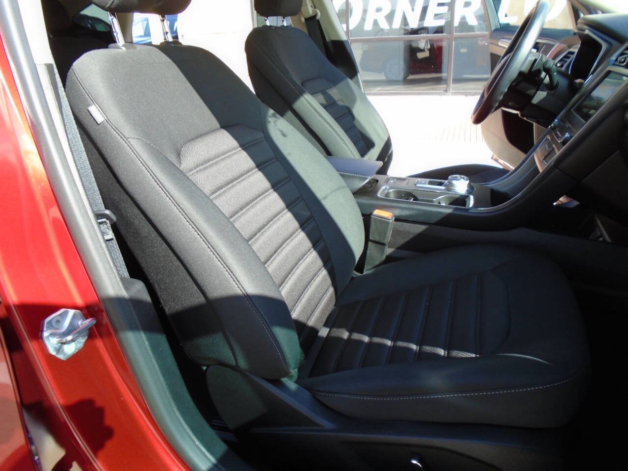 Used 2019 Ford Fusion SE FWD image 12