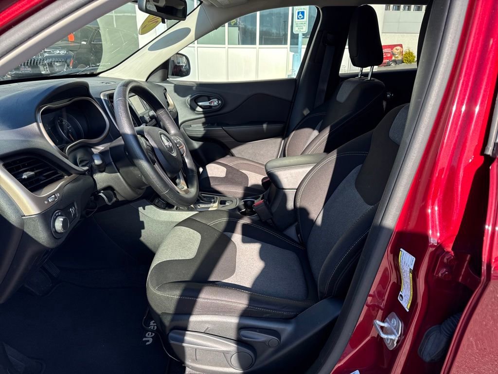 Used 2016 Jeep Cherokee Sport image 14
