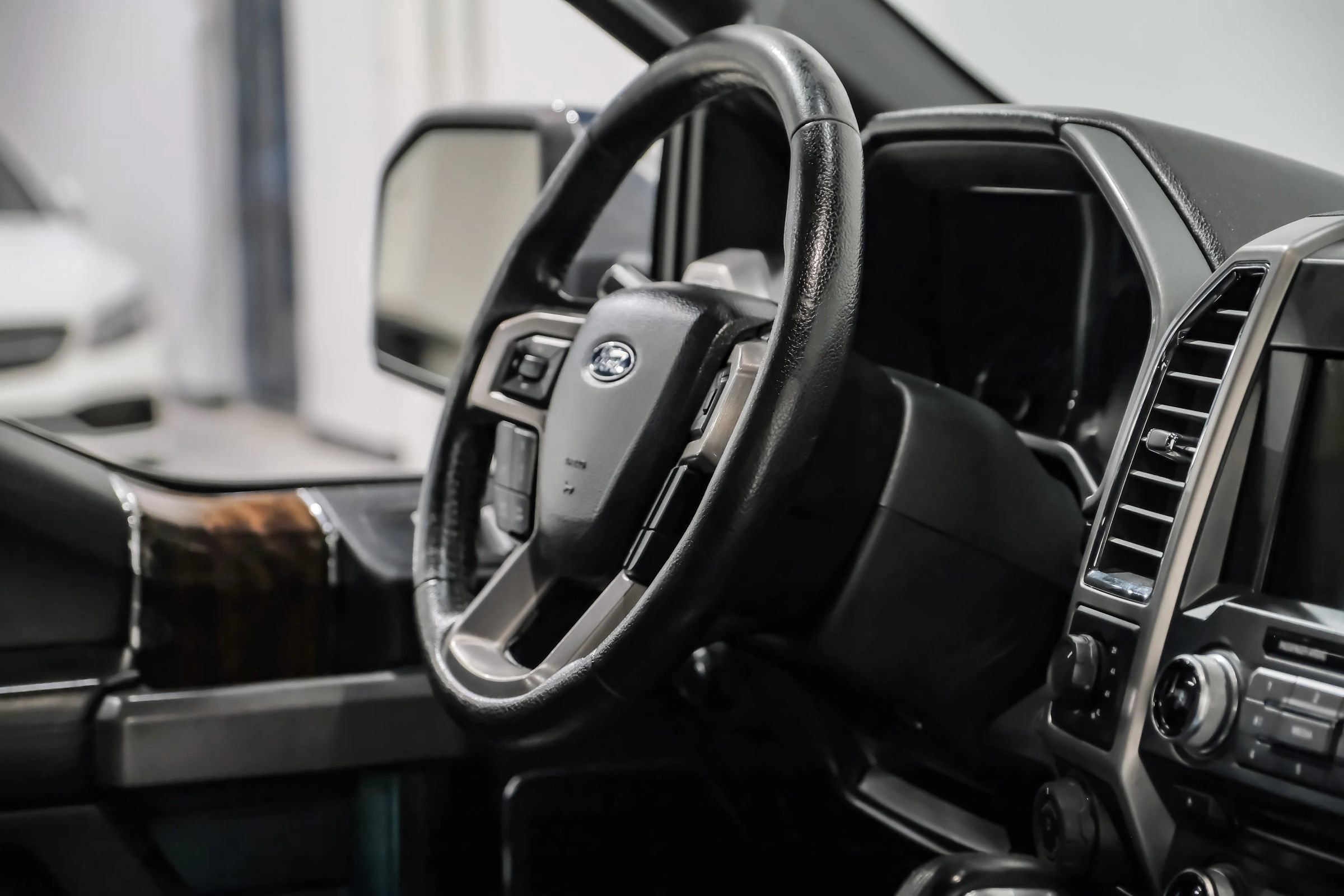Used 2016 Ford F150 Platinum w/ Equipment Group 701A Luxury AWD/4WD image 18