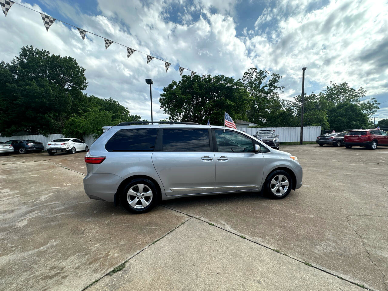 Used 2015 Toyota Sienna LE image 4