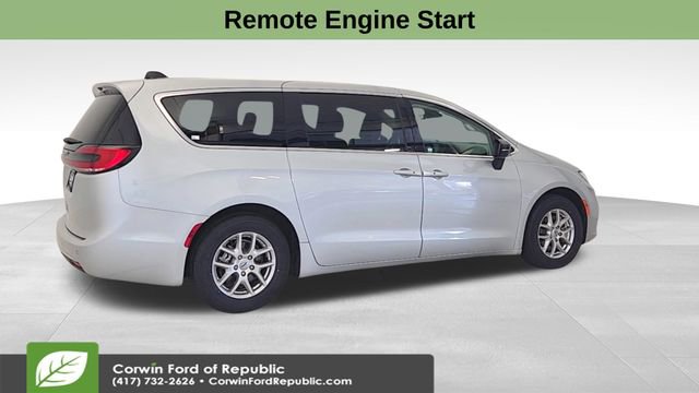 Used 2024 Chrysler Pacifica Touring-L image 9