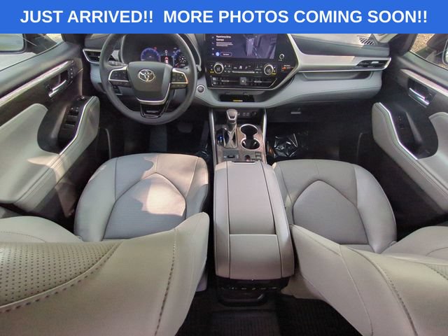 Used 2025 Toyota Highlander Limited FWD image 35
