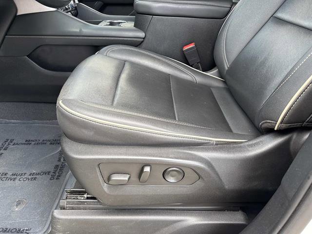 Used 2022 GMC Yukon XL SLT w/ SLT Luxury Package image 17