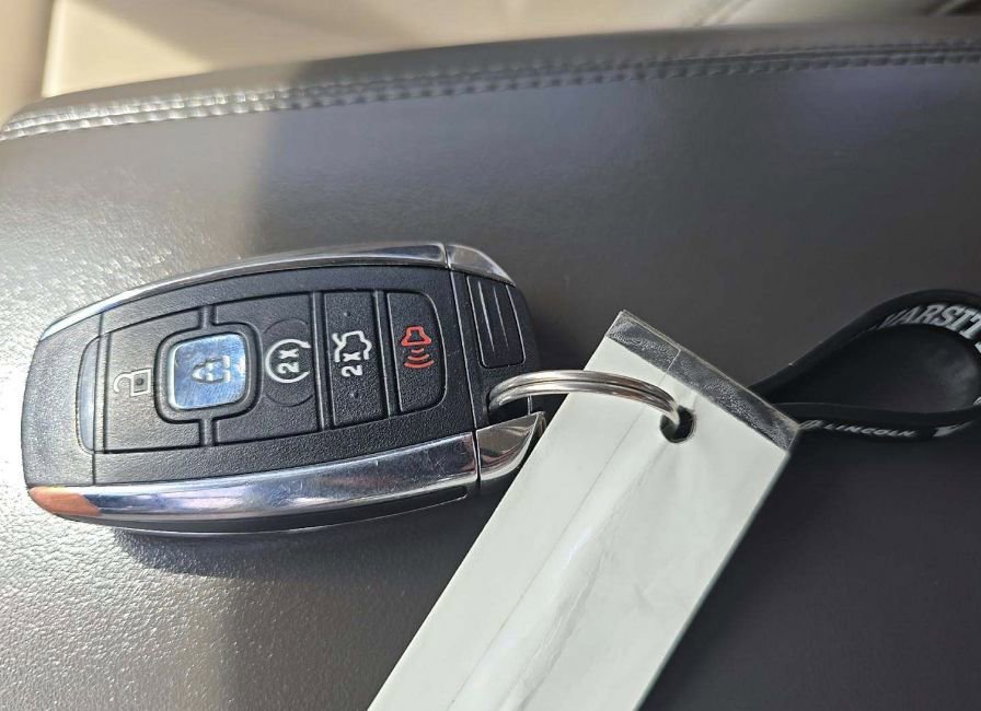 Used 2017 Lincoln Continental Premiere image 23