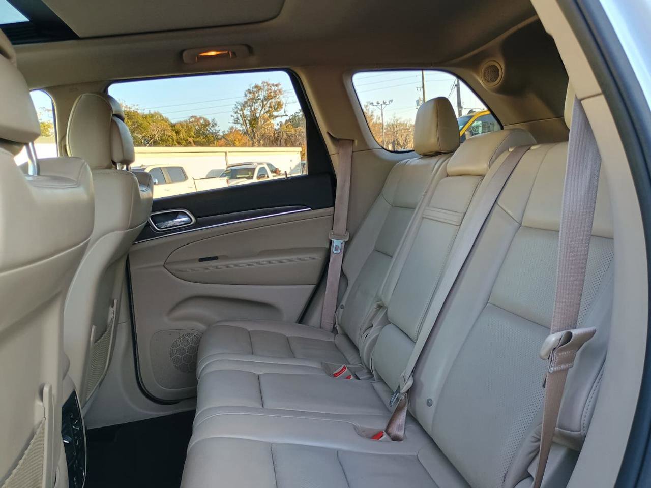 Used 2015 Jeep Grand Cherokee Limited w/ Luxury Group II image 11