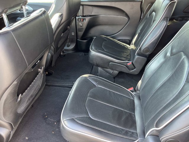 Used 2025 Chrysler Pacifica Limited FWD image 16