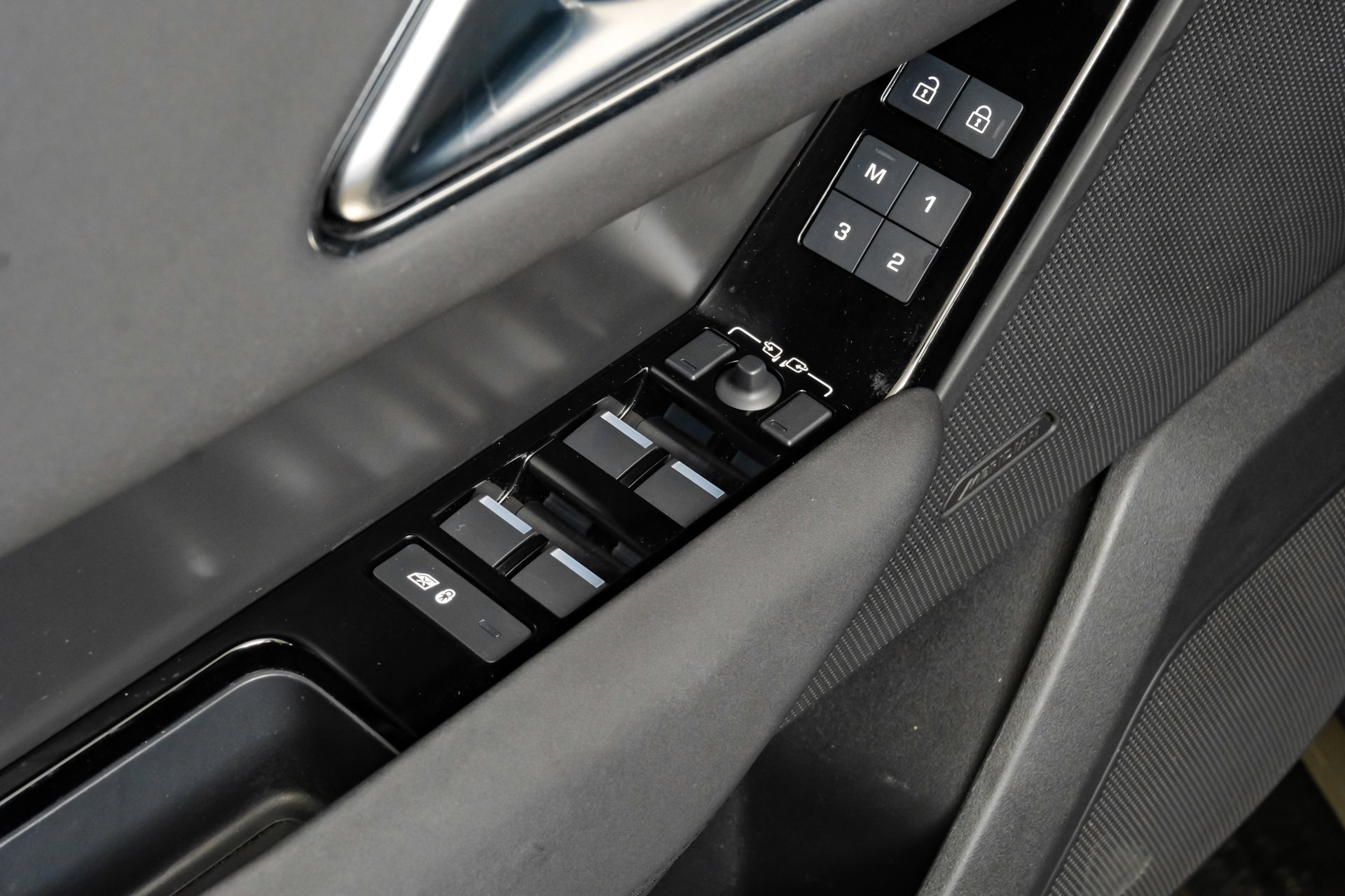 Used 2025 Land Rover Range Rover Velar Dynamic SE AWD/4WD image 46
