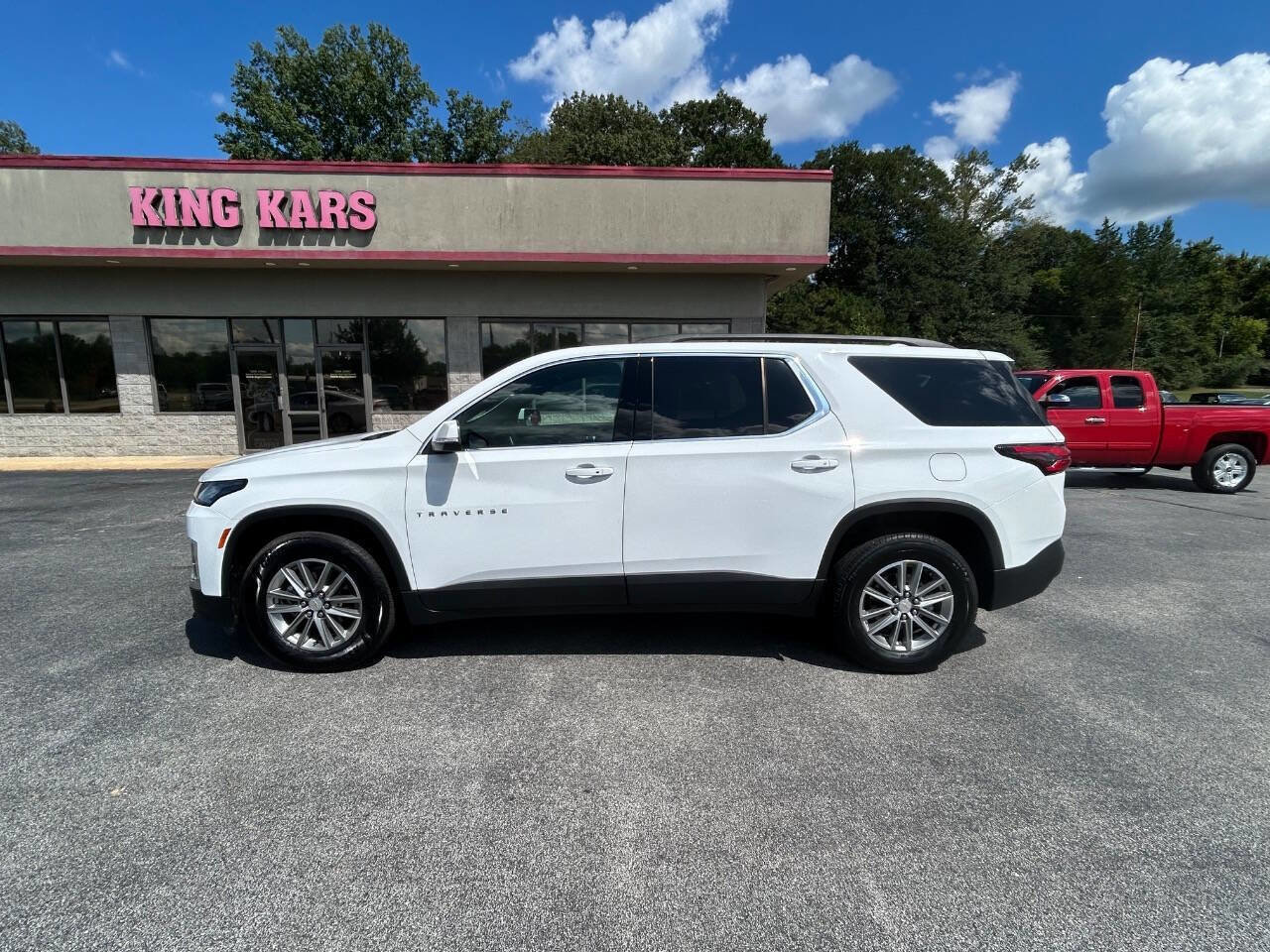 Used 2023 Chevrolet Traverse LT FWD image 2