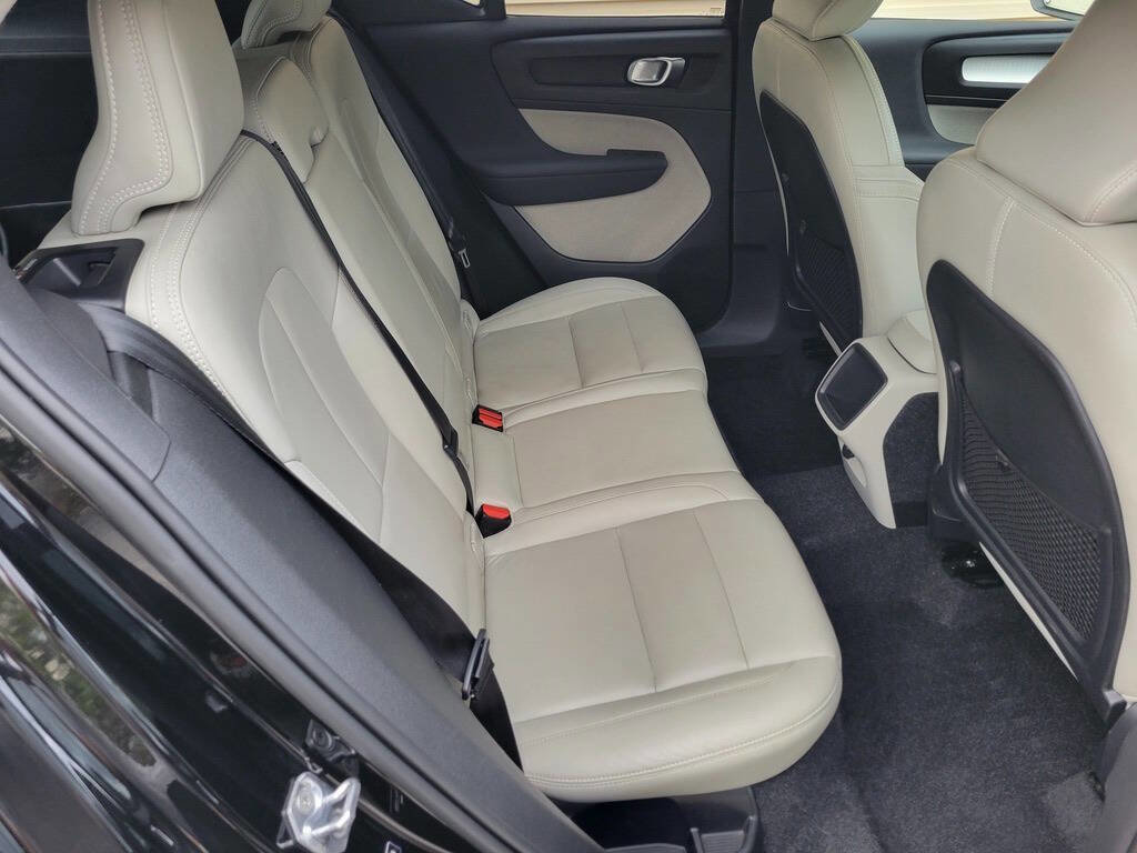 Used 2020 Volvo XC40 T4 Momentum image 22