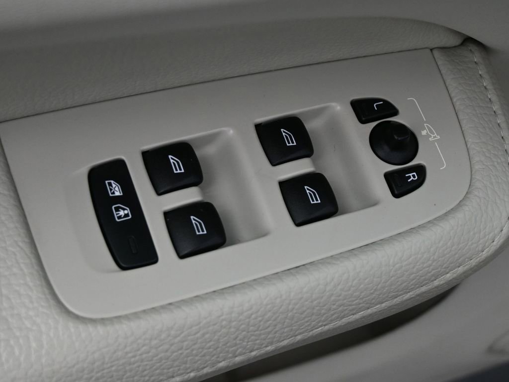 Used 2021 Volvo S60 T8 Inscription w/ Climate Package image 4