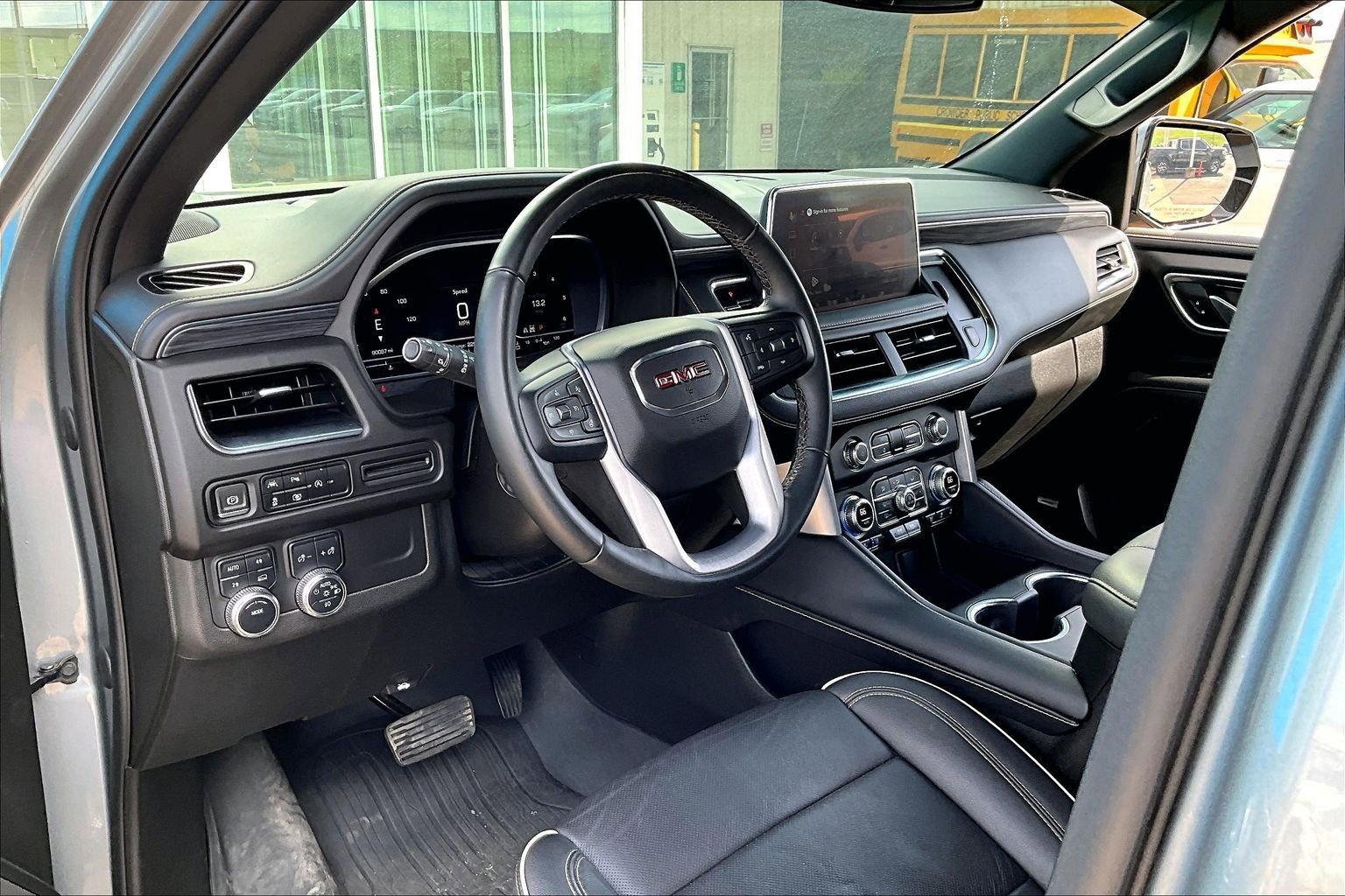 Used 2023 GMC Yukon SLT w/ SLT Luxury Package image 12