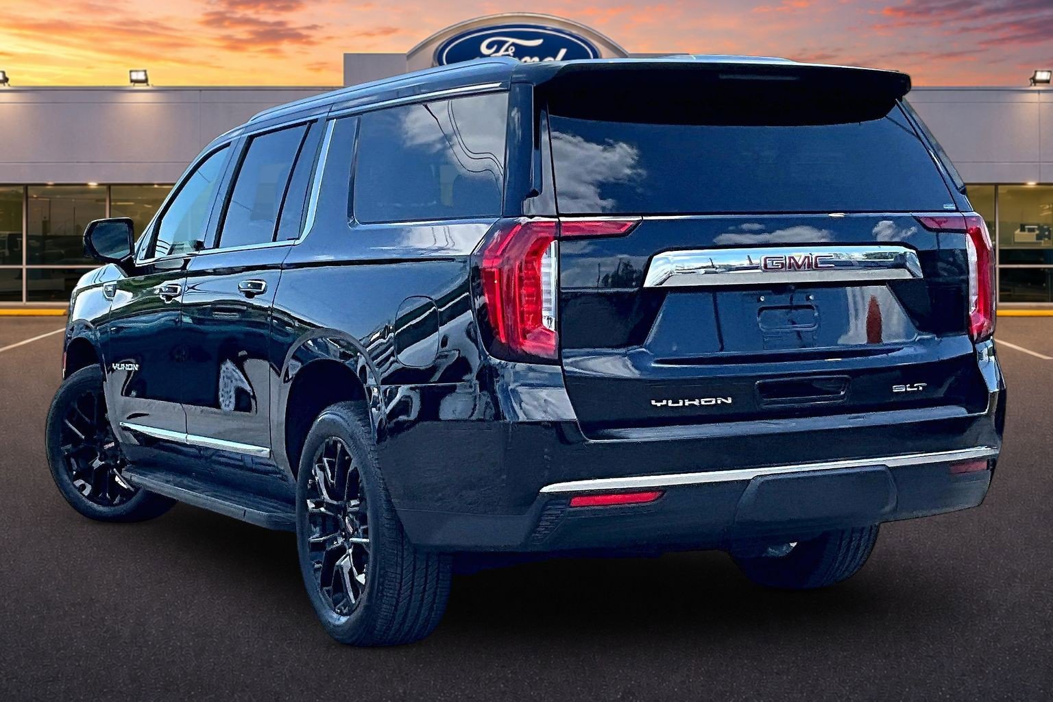 Used 2023 GMC Yukon XL SLT w/ SLT Premium Package AWD/4WD image 2