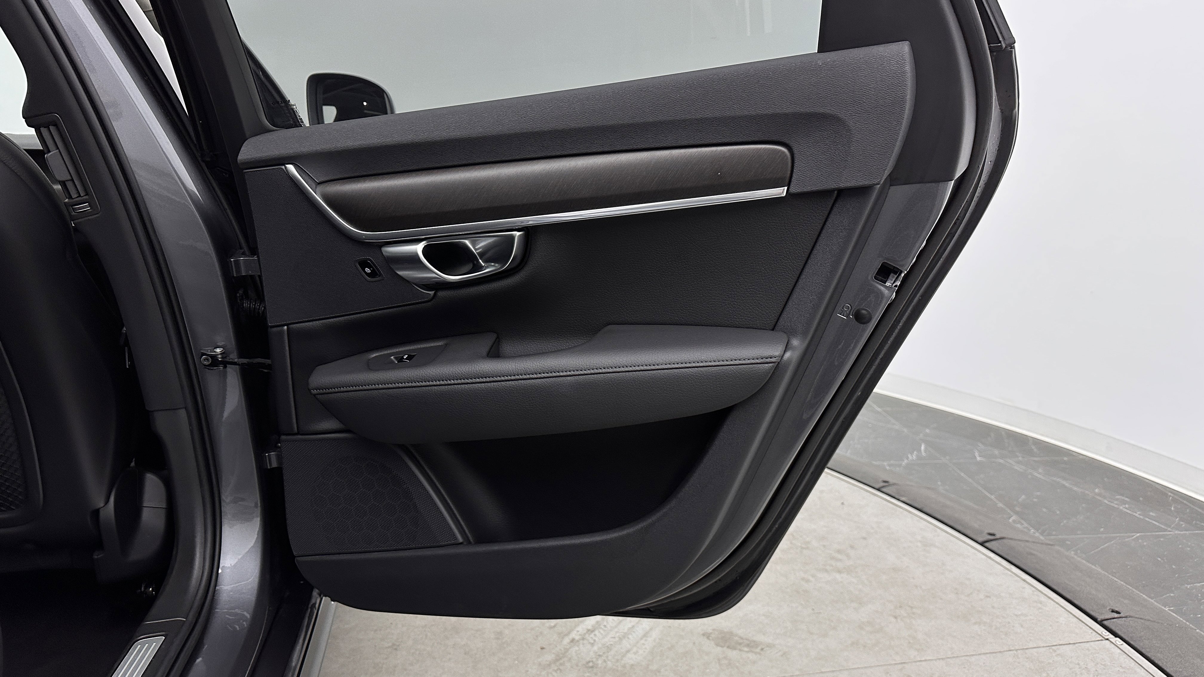 Used 2019 Volvo V90 T6 Cross Country w/ Advanced Package AWD/4WD image 32