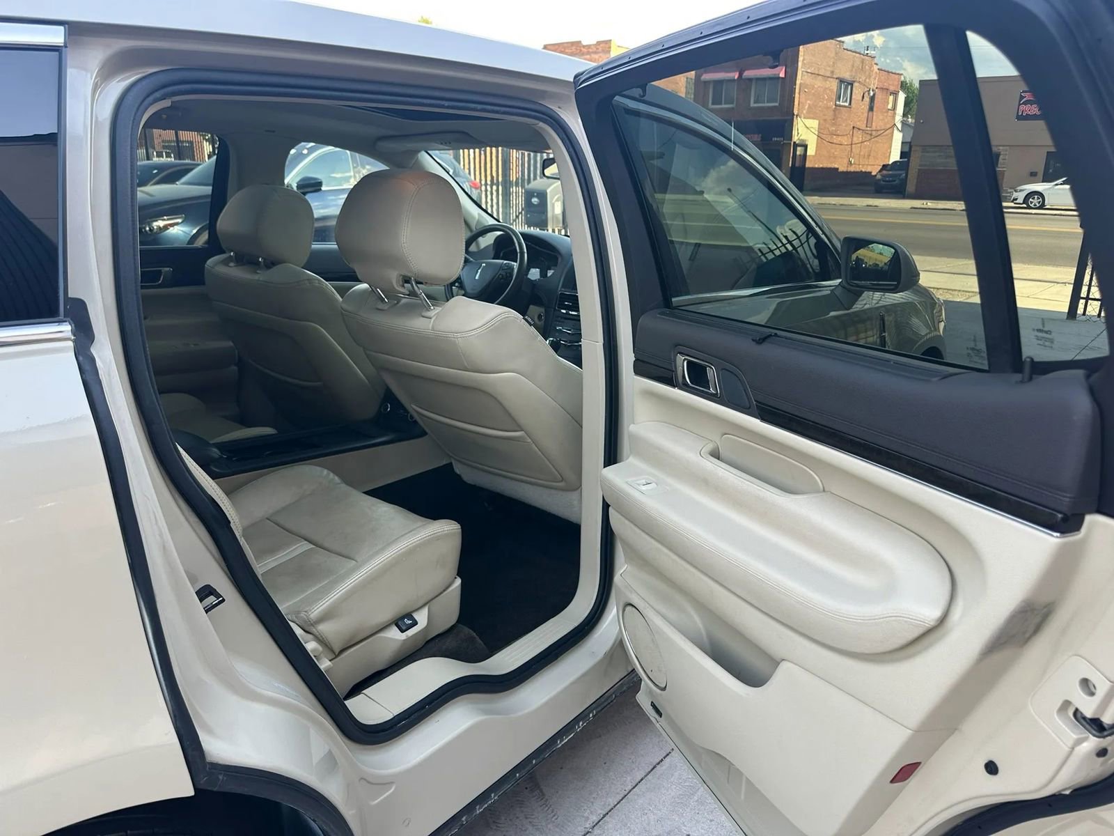 Used 2018 Lincoln MKT AWD w/ Technology Package image 19