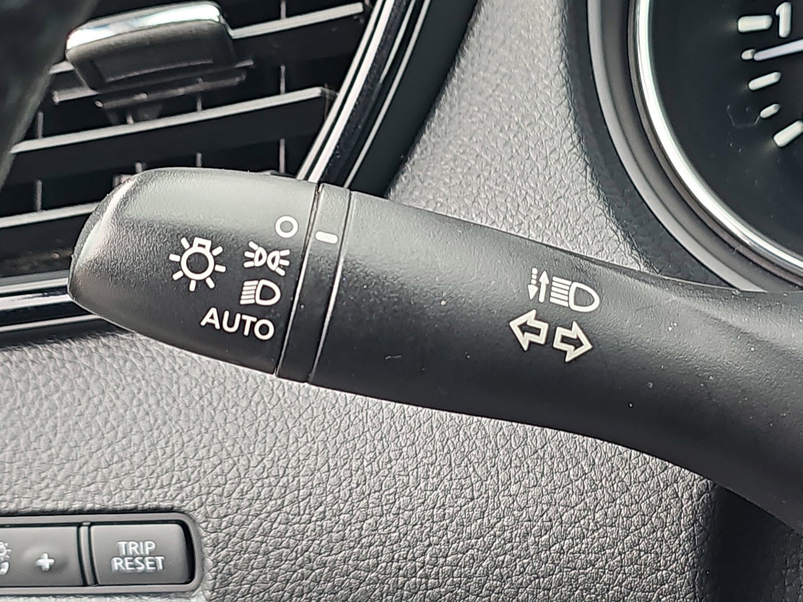 Used 2018 Nissan Rogue SV AWD/4WD image 27