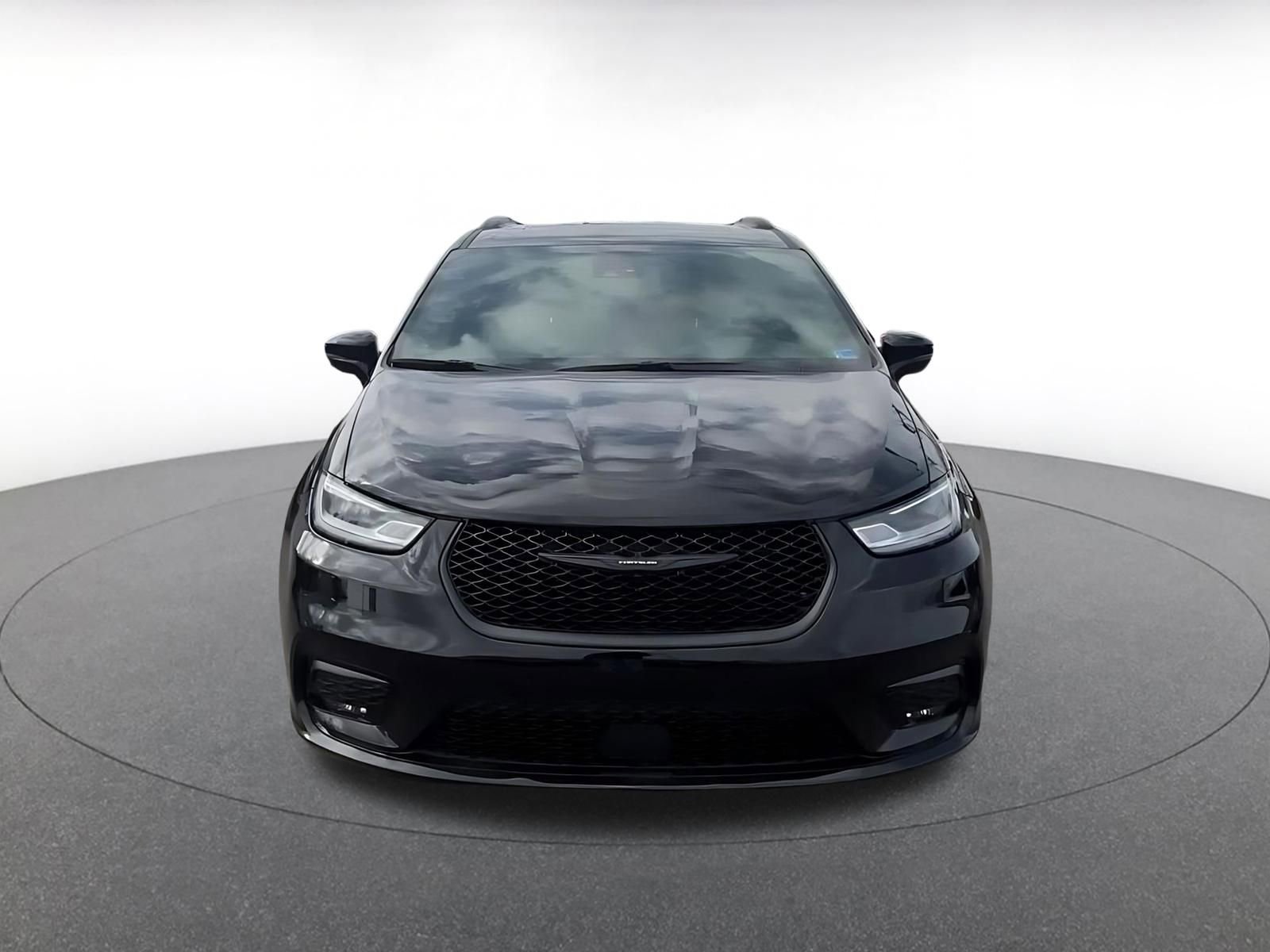 Used 2025 Chrysler Pacifica Limited image 4