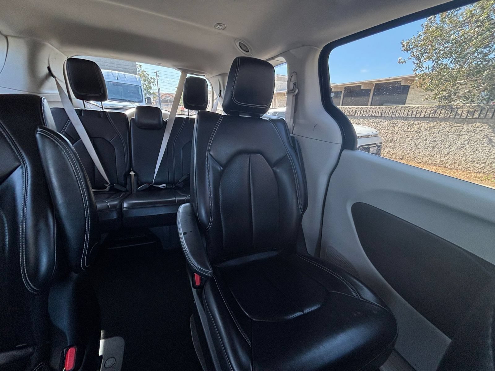 Used 2023 Chrysler Pacifica Touring-L FWD image 39