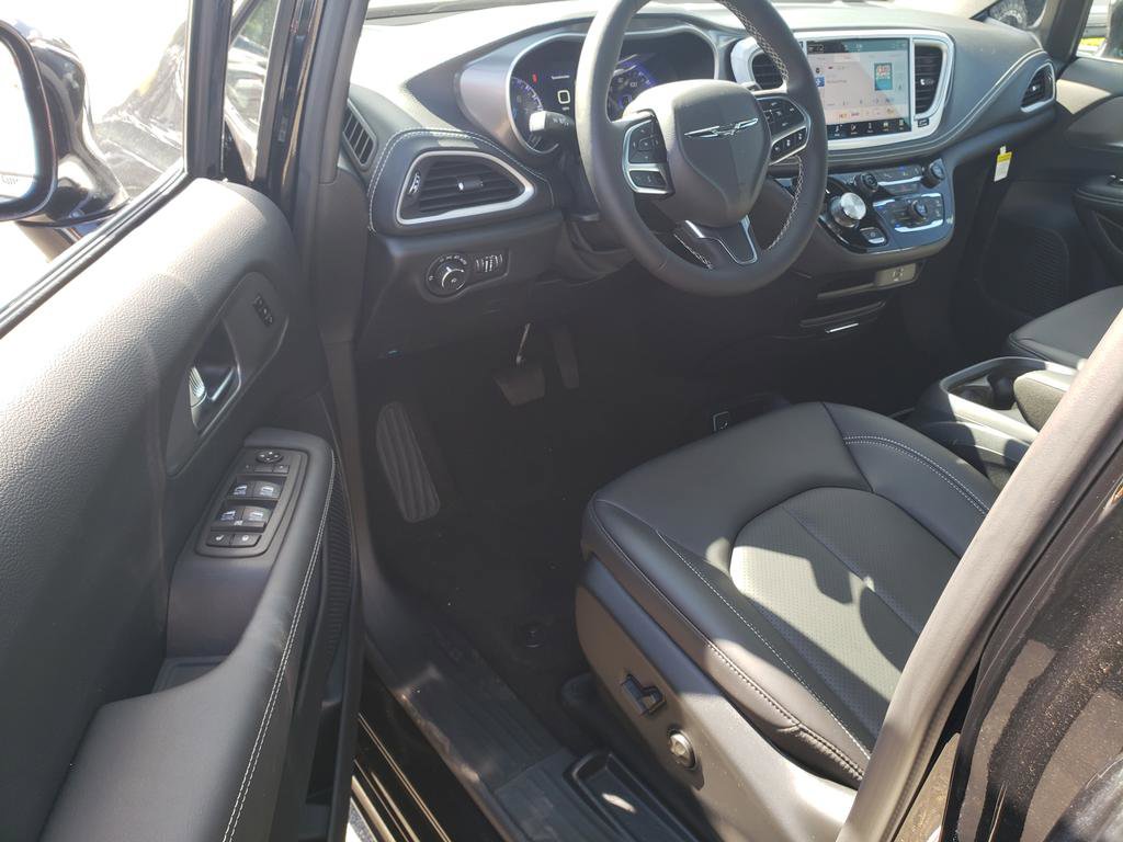 New 2026 Chrysler Pacifica Select image 10