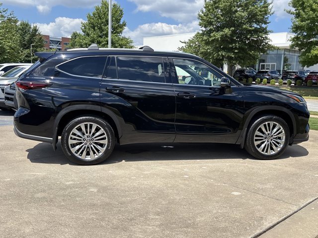 Used 2025 Toyota Highlander Platinum image 2