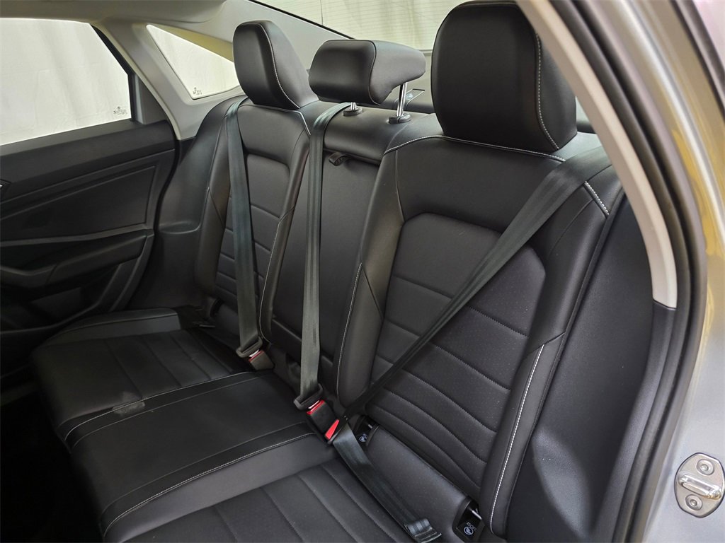 Used 2023 Volkswagen Jetta SE w/ Panoramic Sunroof Package image 17