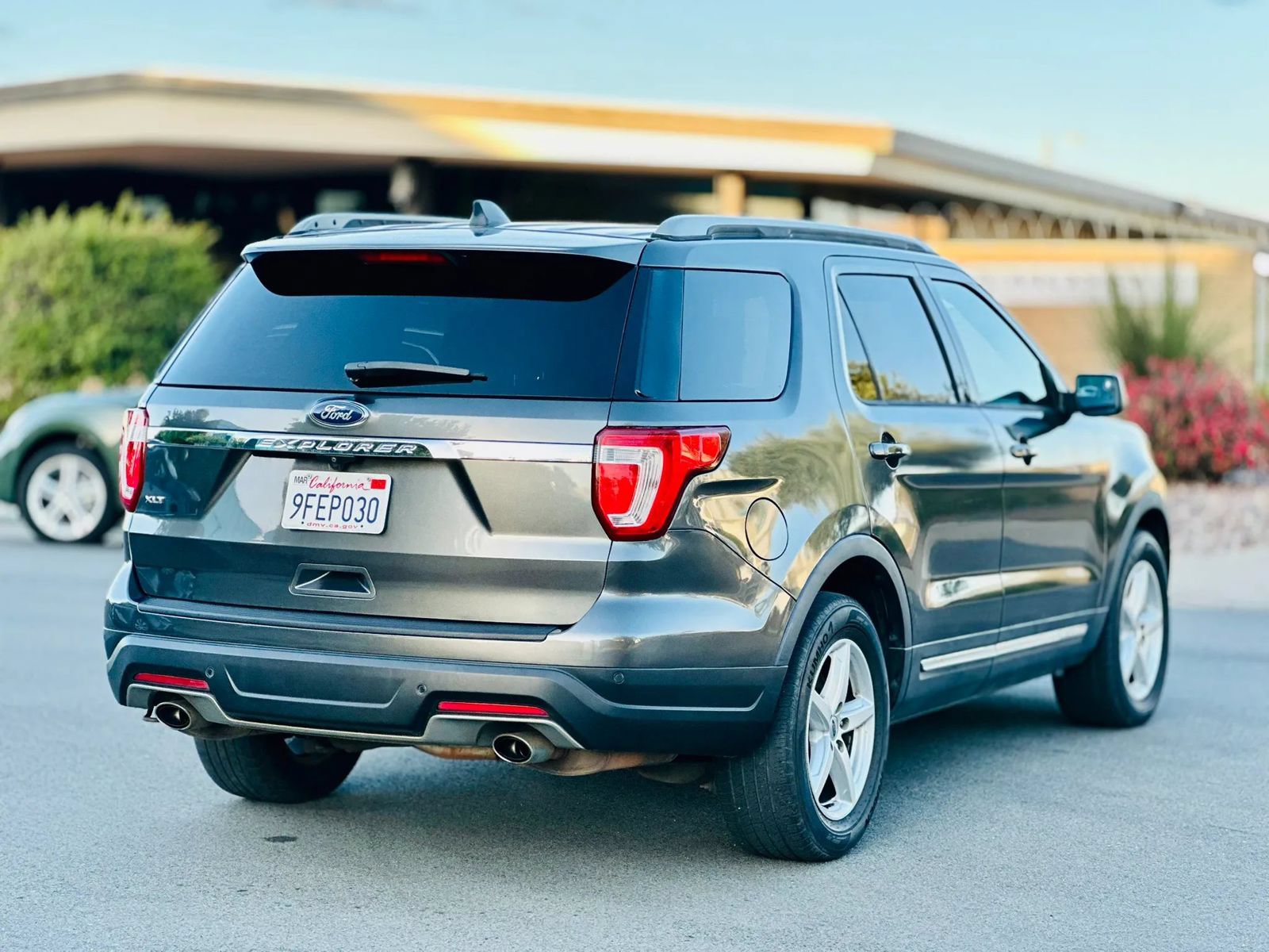 Used 2018 Ford Explorer XLT FWD image 5