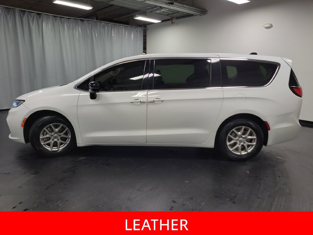 Used 2024 Chrysler Pacifica Touring-L FWD image 5