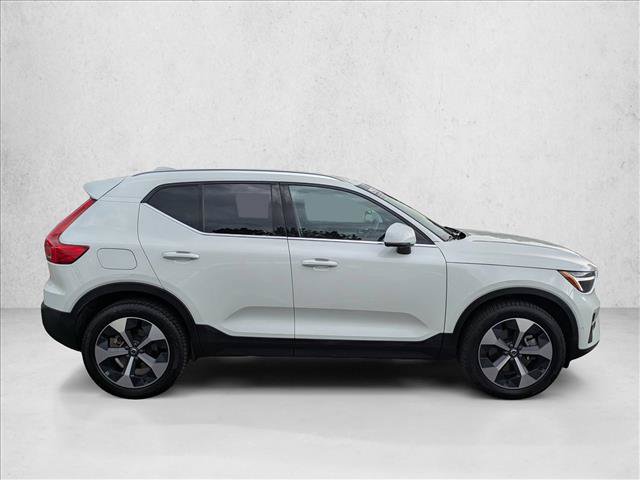 Used 2025 Volvo XC40 B5 Plus AWD/4WD video 4