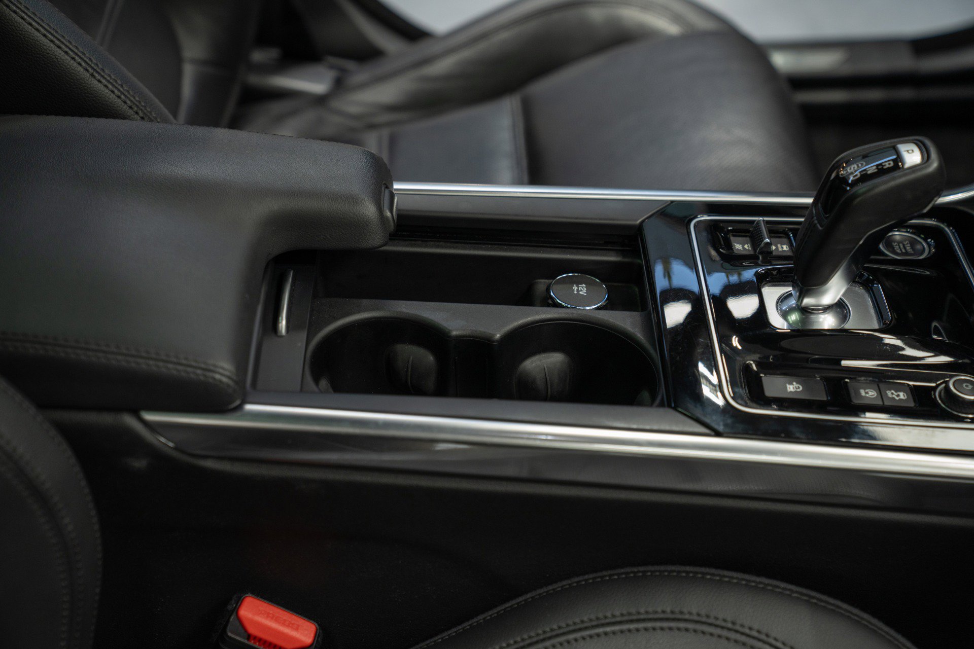 Used 2020 Jaguar XE S image 24