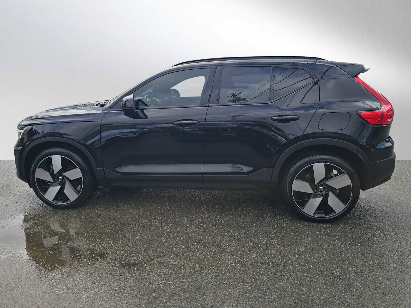 Used 2023 Volvo XC40 Recharge Ultimate image 6