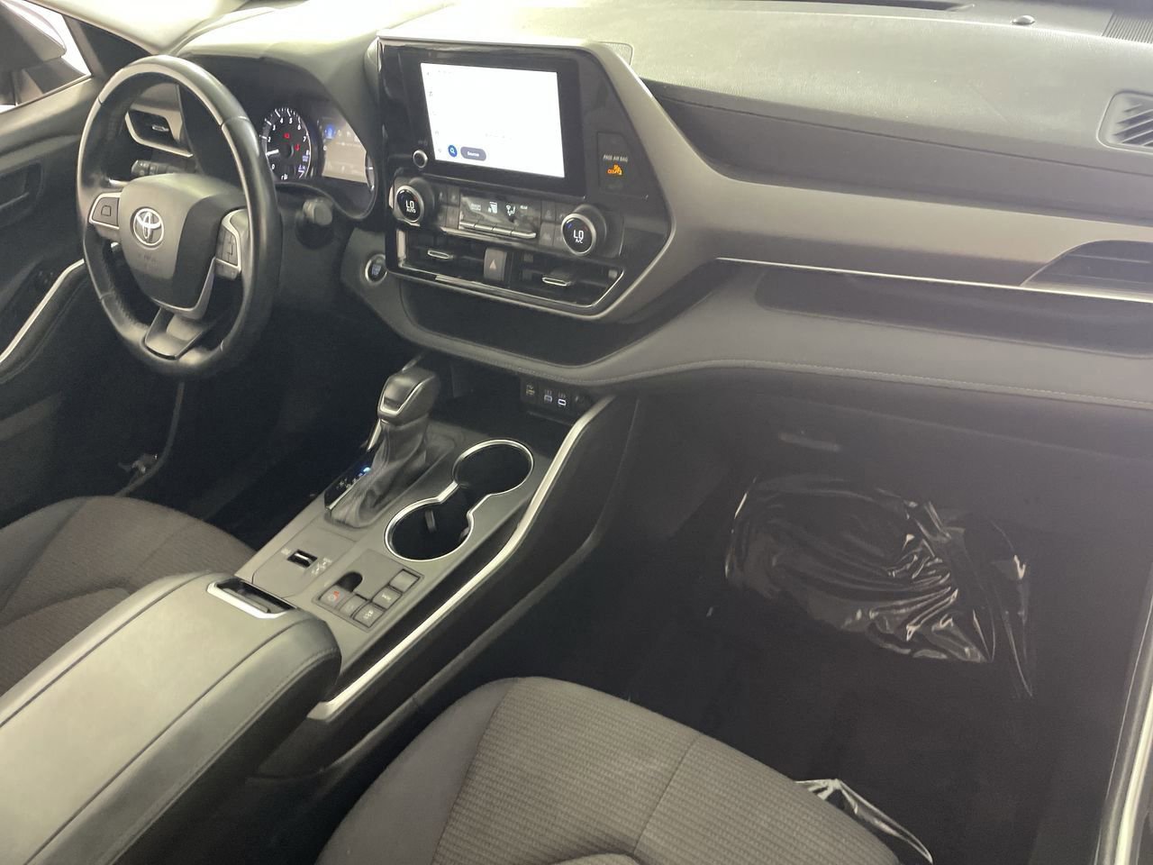 Used 2024 Toyota Highlander LE FWD image 26