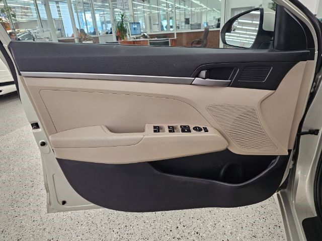 Used 2017 Hyundai Elantra SE w/ Cargo Package image 24