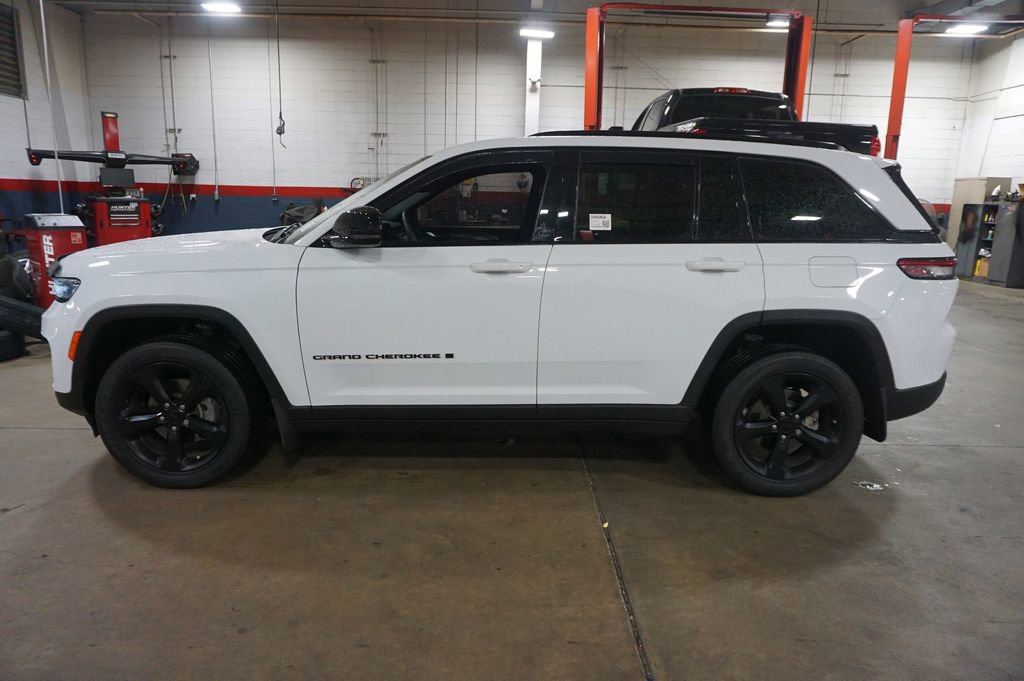 Used 2022 Jeep Grand Cherokee Altitude AWD/4WD image 19