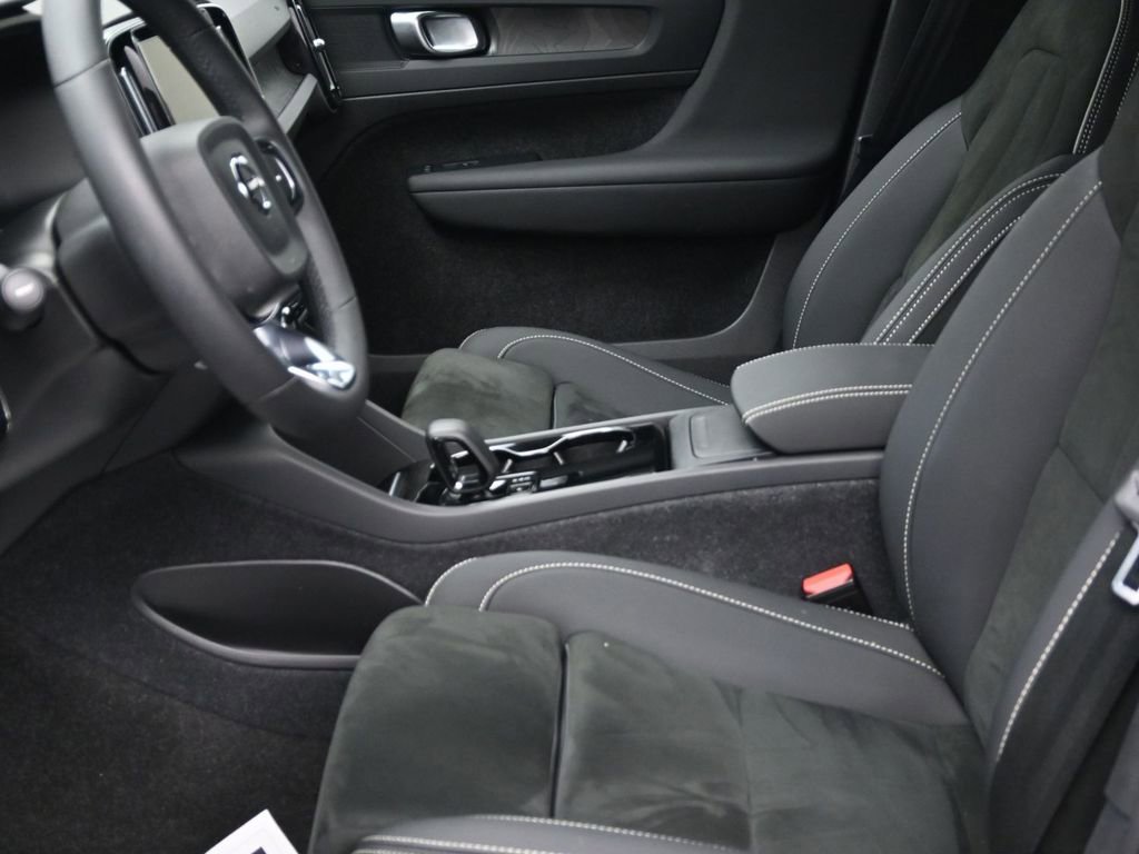 Used 2023 Volvo XC40 Recharge Plus image 10