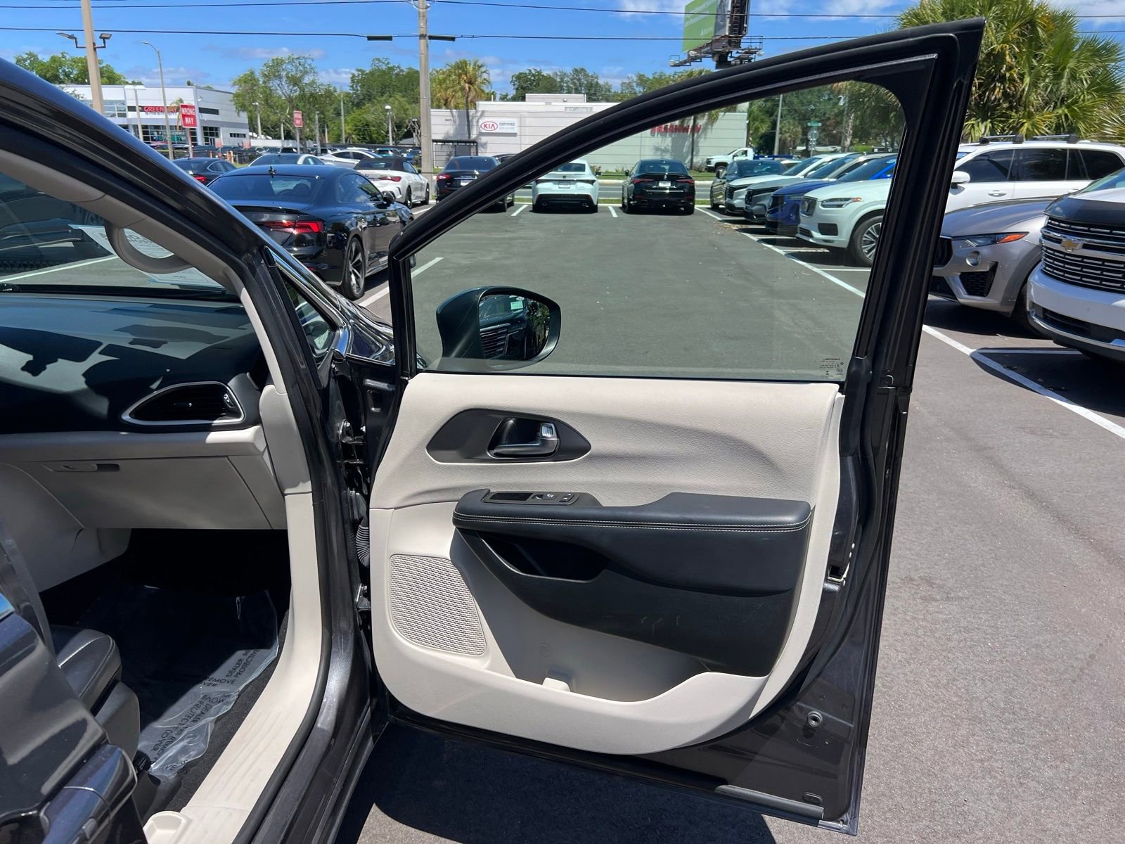 Used 2023 Chrysler Pacifica Touring-L image 58