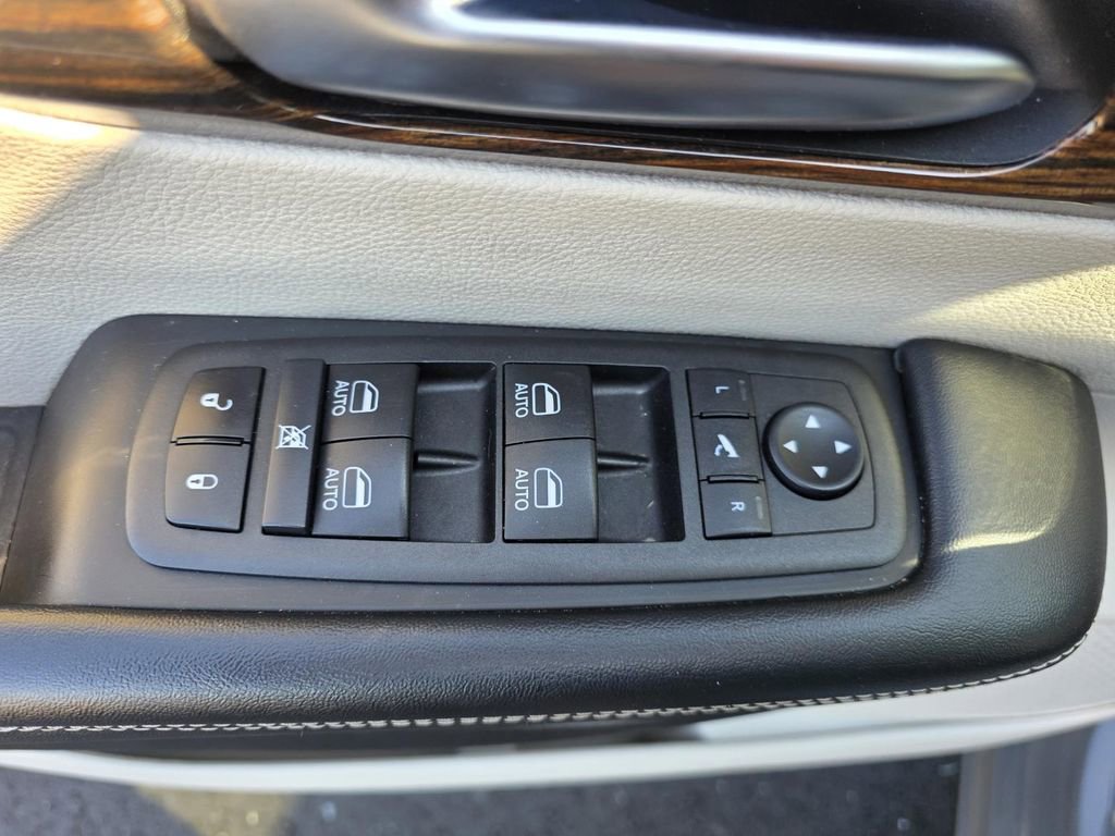 Used 2023 Chrysler Pacifica Limited image 12