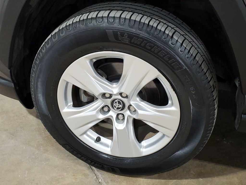 Used 2020 Toyota RAV4 XLE AWD/4WD image 38