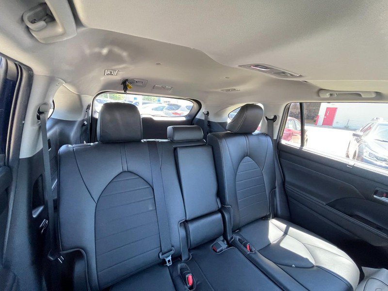 Used 2022 Toyota Highlander XLE AWD/4WD image 9