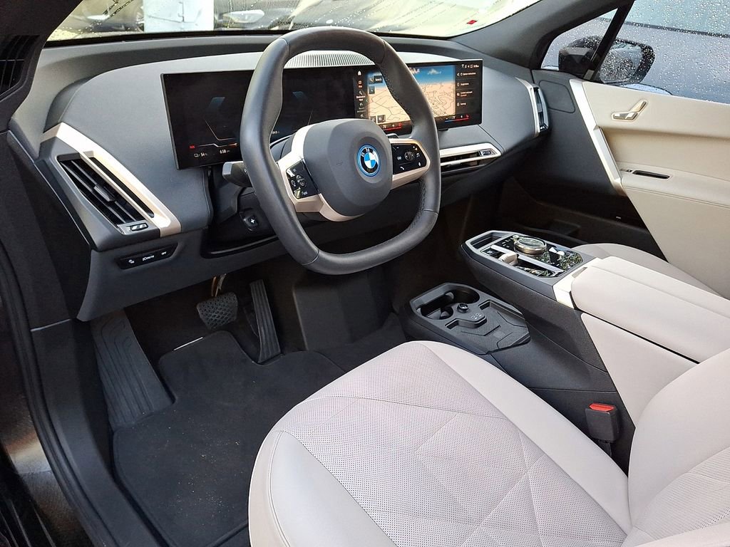 Used 2023 BMW iX xDrive50 w/ Sport Package AWD/4WD image 9