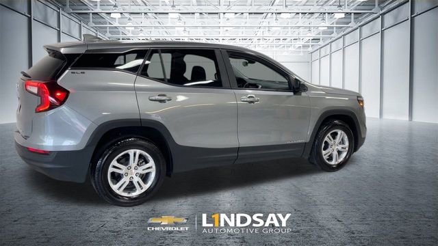 Used 2024 GMC Terrain SLE image 2