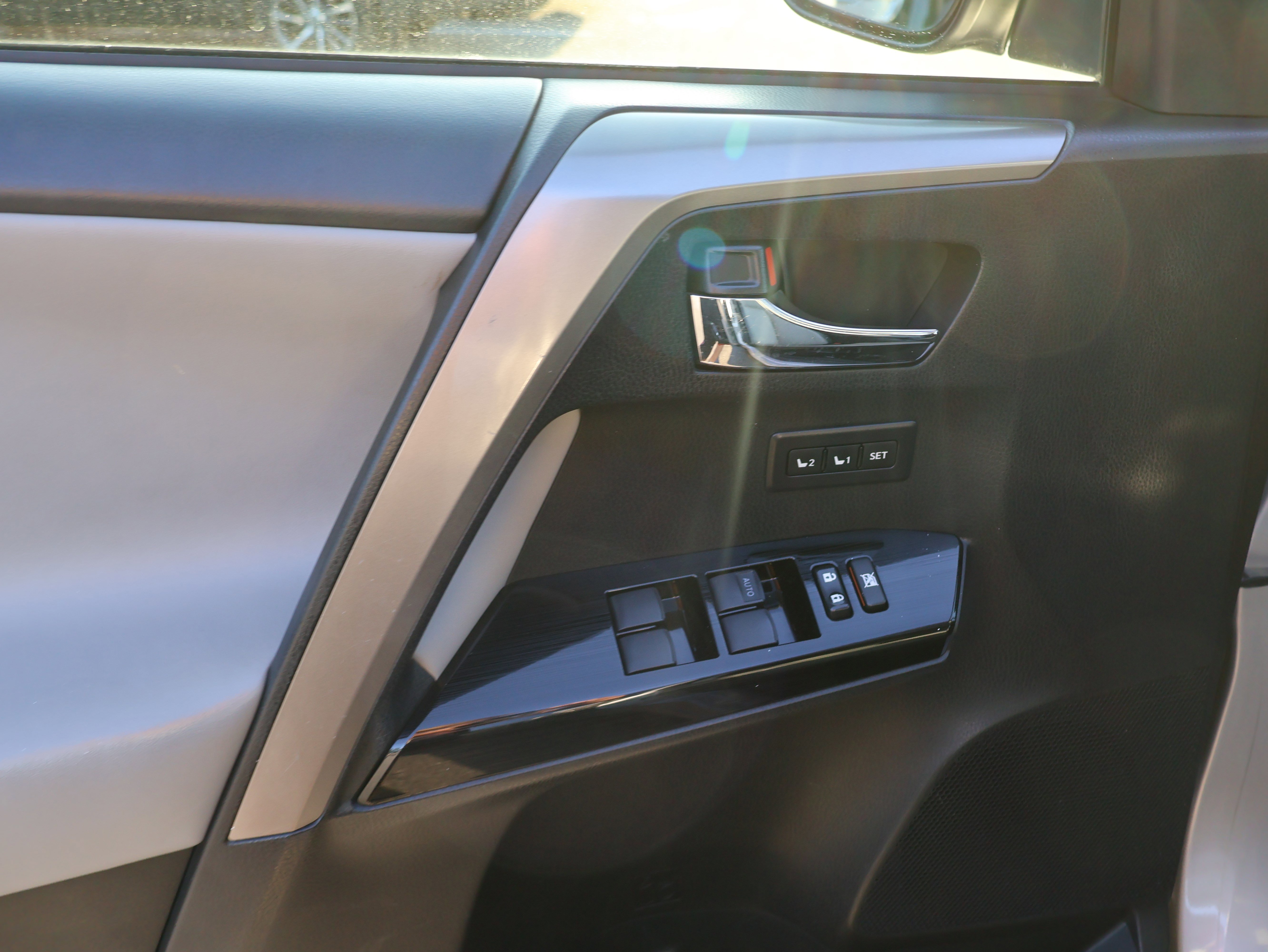 Used 2018 Toyota RAV4 Limited image 24