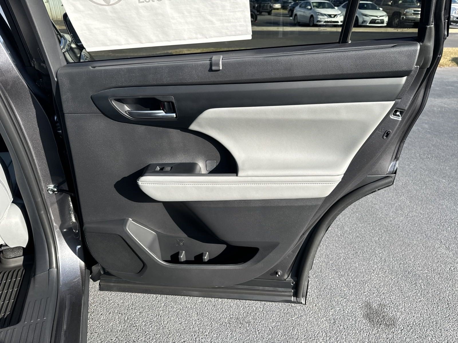 New 2025 Toyota Highlander XLE FWD image 34