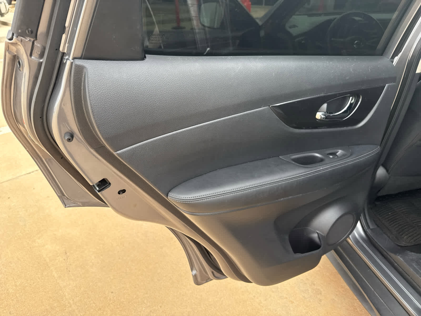 Used 2018 Nissan Rogue SV image 12