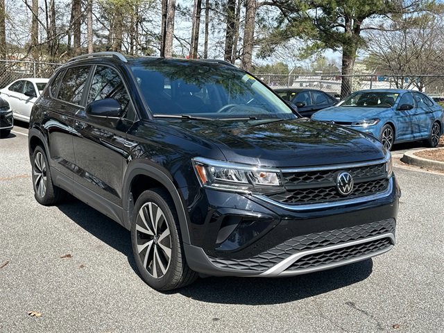 Used 2023 Volkswagen Taos SE w/ Panoramic Sunroof Package image 3