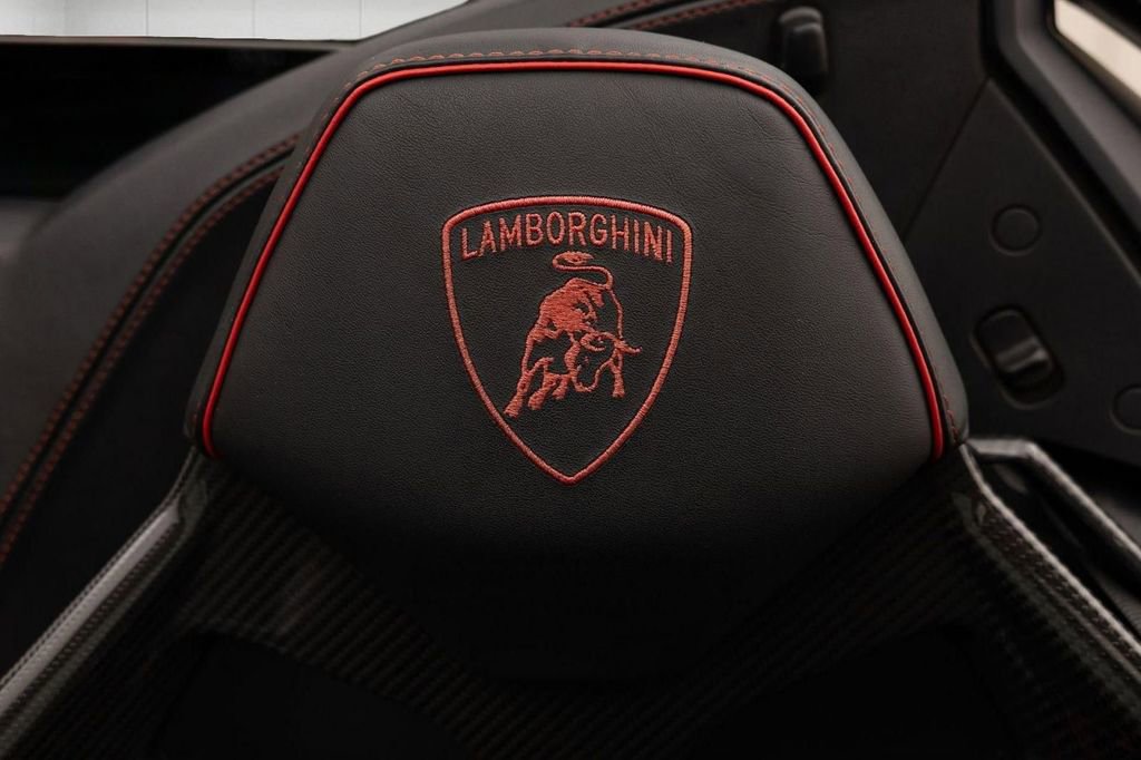 Used 2020 Lamborghini Huracan EVO image 30