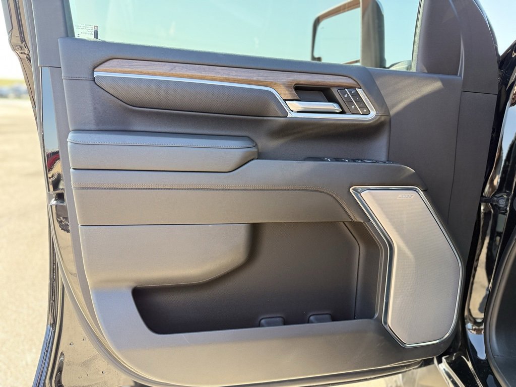 Used 2024 Chevrolet Silverado 3500 High Country w/ Technology Package image 9