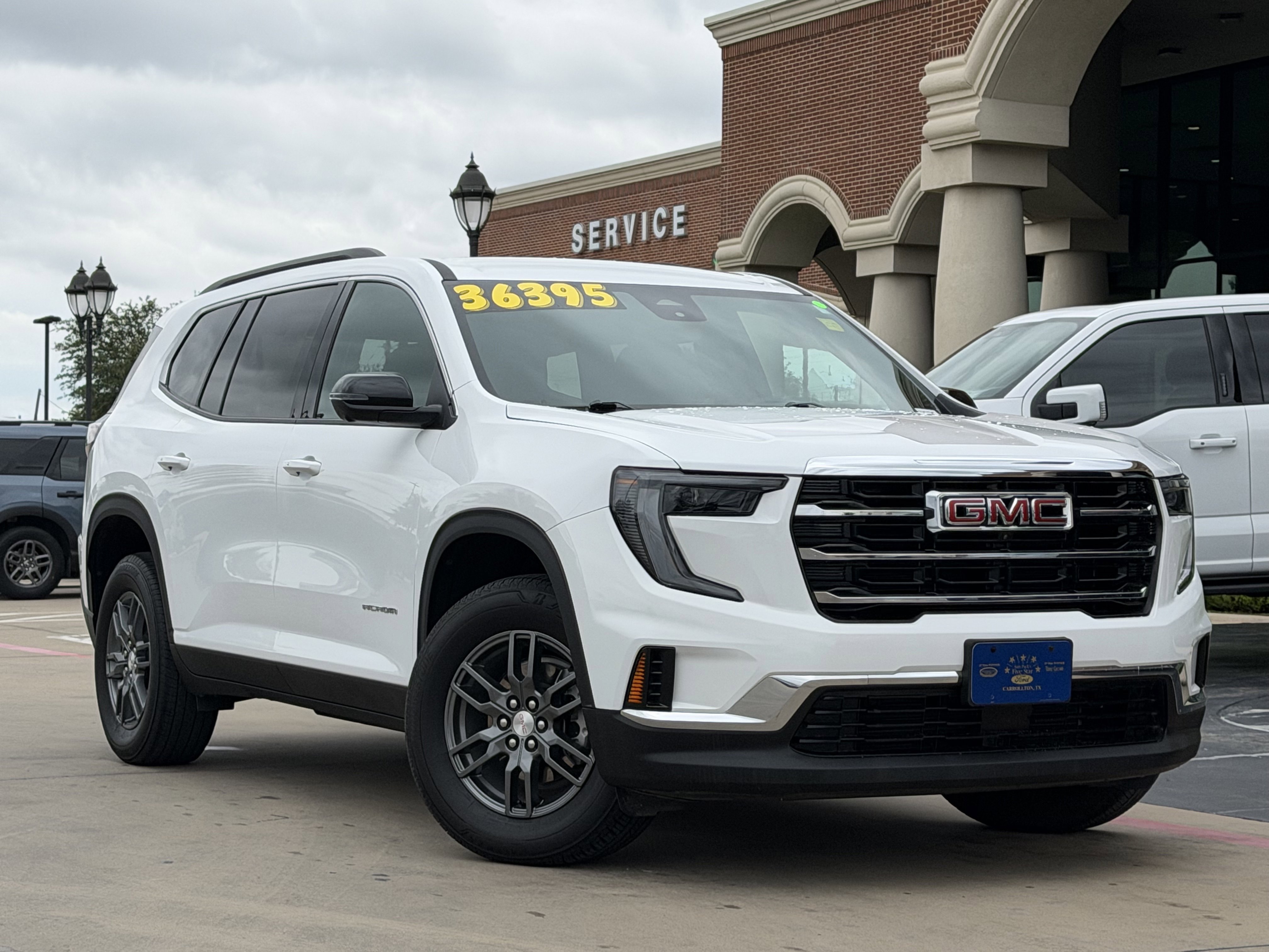 Used 2025 GMC Acadia Elevation FWD image 2