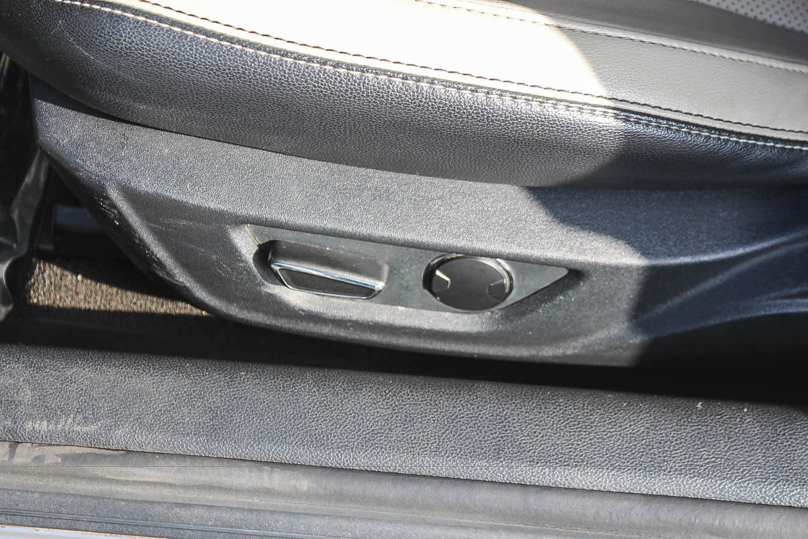 Used 2016 Ford Mustang Premium RWD image 24