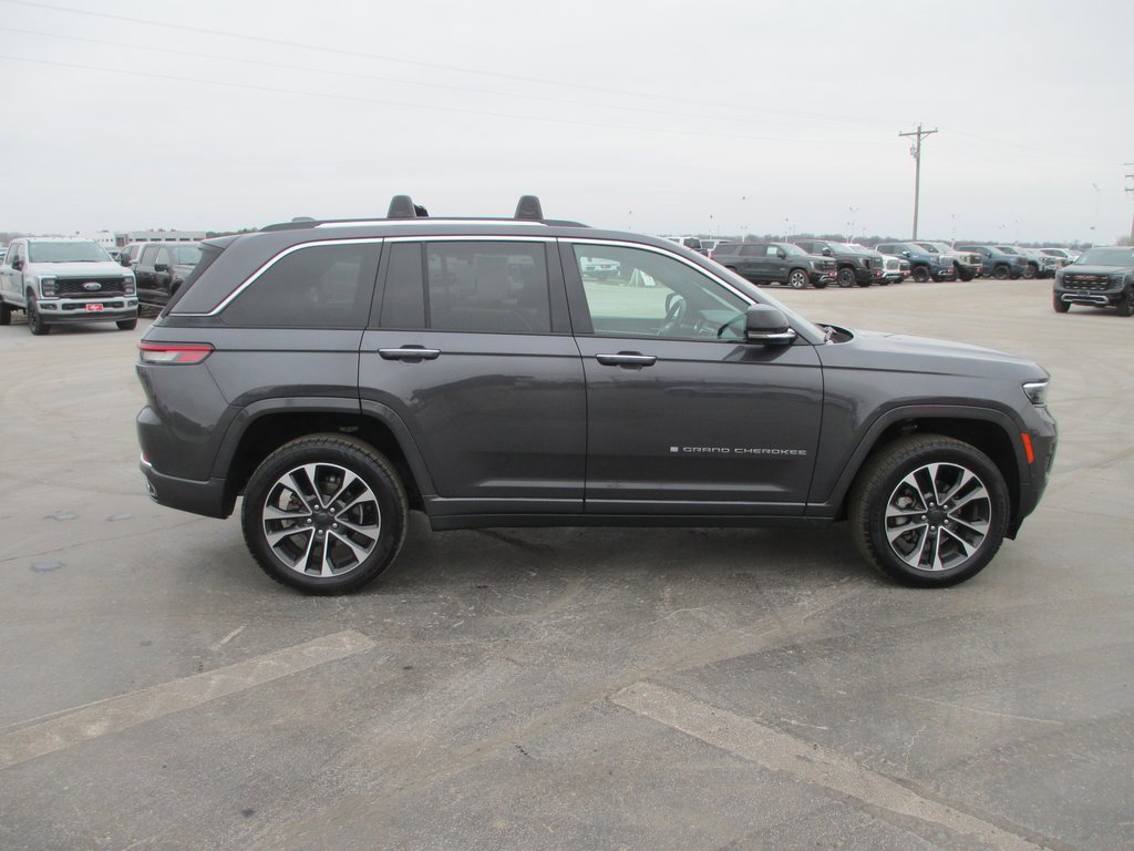 Used 2022 Jeep Grand Cherokee Overland w/ Luxury Tech Group IV image 3
